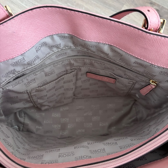 Michael Kors Jetset Multifunction Pocket Leather Tote in Pink - Picture 11 of 11